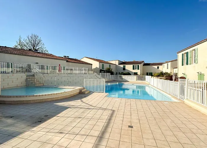 Jolie Maison A Etage En Avec Piscine سان مارتن دو ر